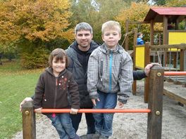 Vater mit Kinder im Garten