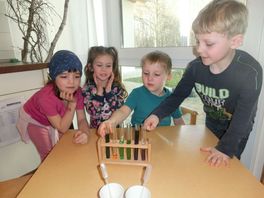 Kinder beim Experimentieren